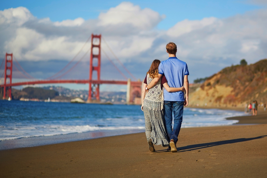 In San Francisco können Sie vor dem Hintergrund der Golden Gate Bridge einen ausgedehnten Spaziergang am Strand machen.