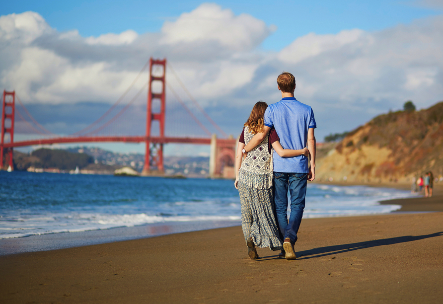 In San Francisco können Sie vor dem Hintergrund der Golden Gate Bridge einen ausgedehnten Spaziergang am Strand machen.