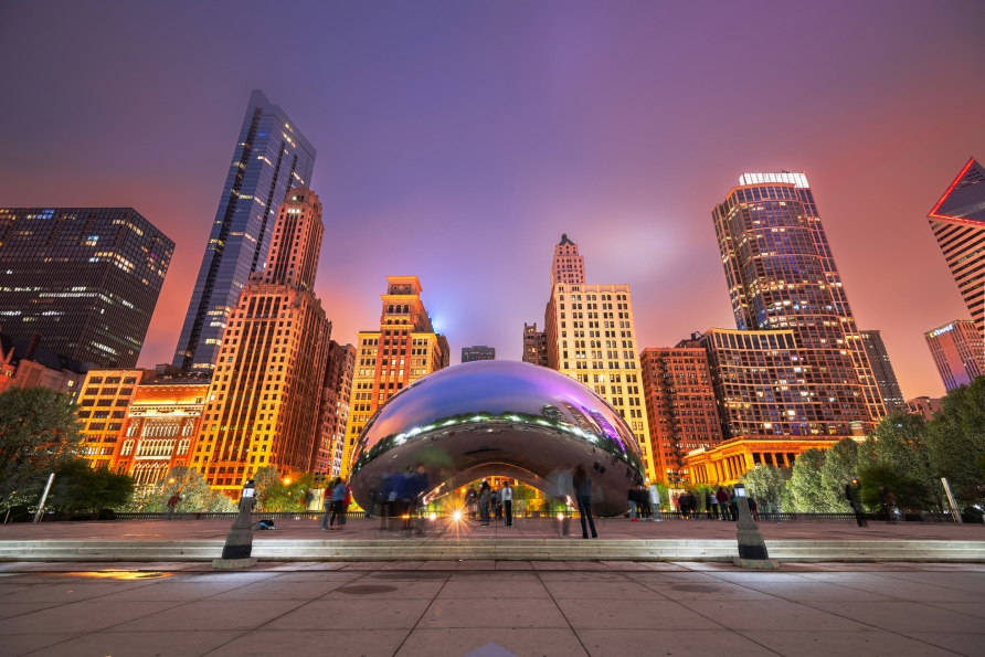 Chicago in Illinois ist eine der größten Städte der USA und ist berühmt für ihre Architektur, die zahlreichen Wolkenkratzer und besondere Sehenswürdigkeiten wie die Chicago Bohne.