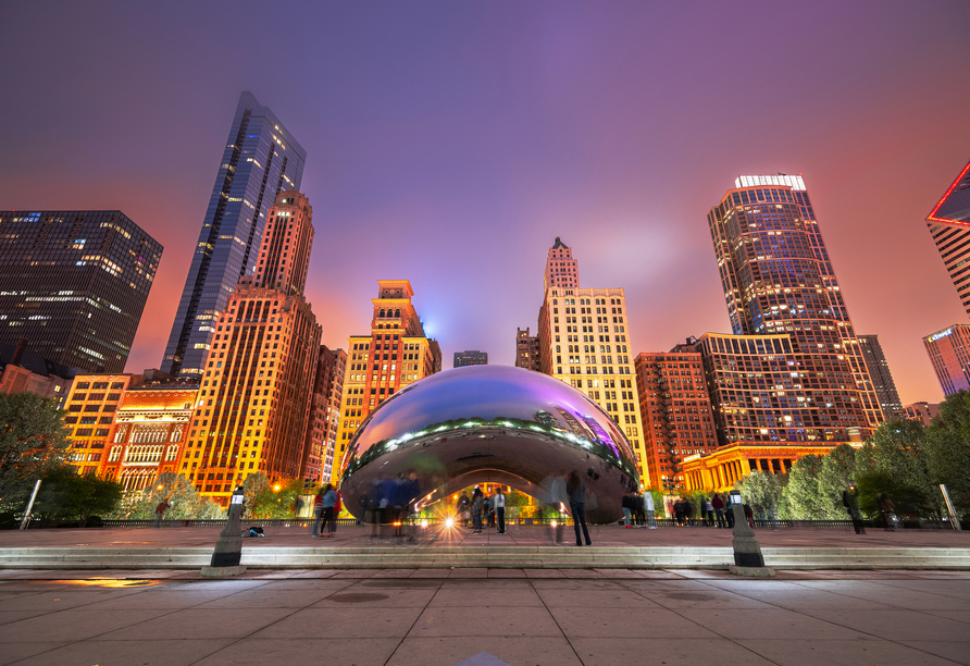 Chicago in Illinois ist eine der größten Städte der USA und ist berühmt für ihre Architektur, die zahlreichen Wolkenkratzer und besondere Sehenswürdigkeiten wie die Chicago Bohne.