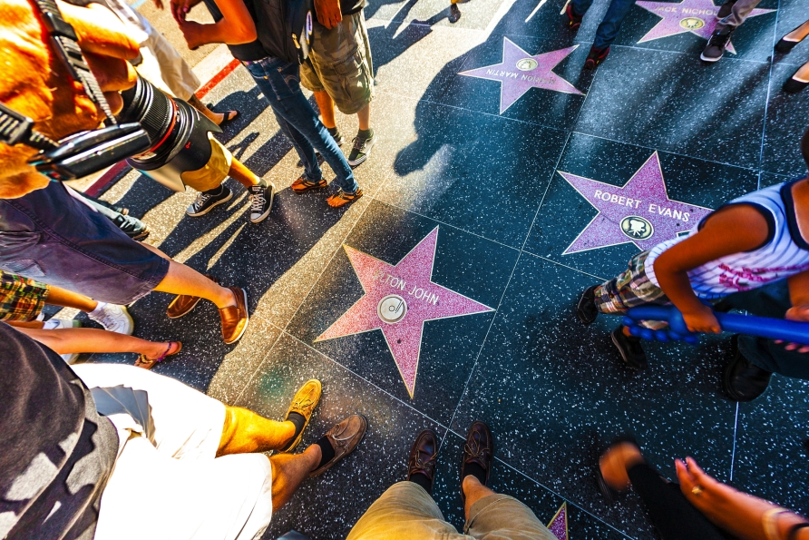 Schlendern Sie über den Walk of Fame in Los Angeles, Kalifornien.