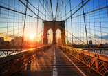 Traumhafte Ausblicke erwarten Sie auf der Brooklyn Bridge in New York City.