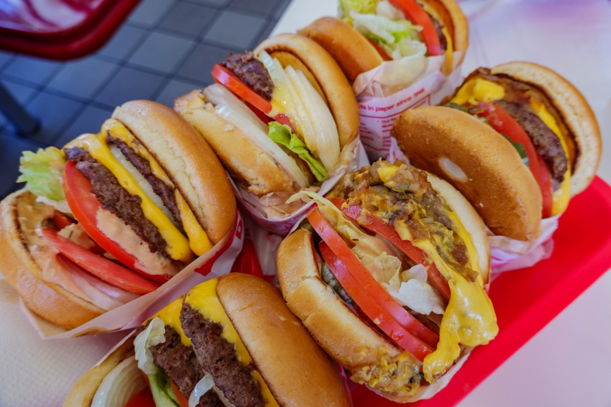 Probieren Sie sich durch US-amerikanische Köstlichkeiten. Unser Geheimtipp: Die In-N-Out Burger direkt an der Fisherman's Wharf in San Francisco sind mit ihrem 