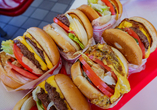 Probieren Sie sich durch US-amerikanische Köstlichkeiten. Unser Geheimtipp: Die In-N-Out Burger direkt an der Fisherman's Wharf in San Francisco sind mit 