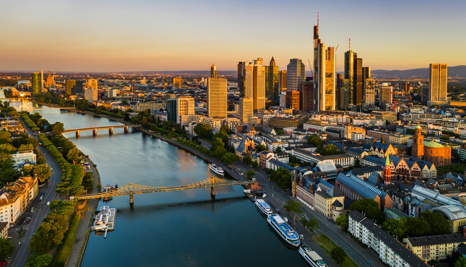 Bewundern Sie vom Main aus die atemberaubende Skyline von Frankfurt am Main.