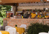 An der Poolbar des Resorts werden Sie mit köstlichen italienischen Snacks und Erfrischungen versorgt.