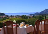 Genießen Sie Ihr reichhaltiges Frühstück auf der Terrasse mit Blick auf den Gardasee.