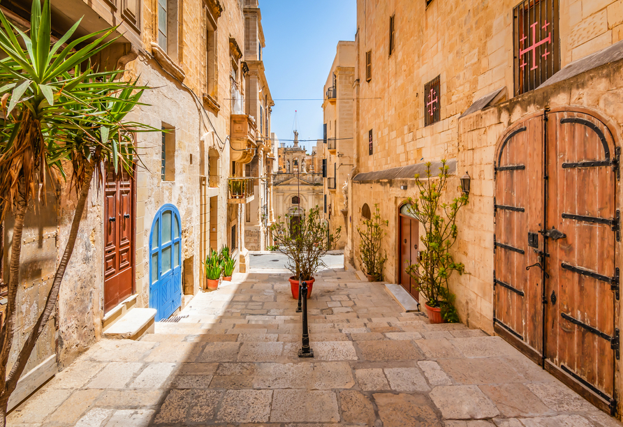 Die Innenstadt Vallettas ist geprägt von schmalen Gassen und imposanten Gebäuden.