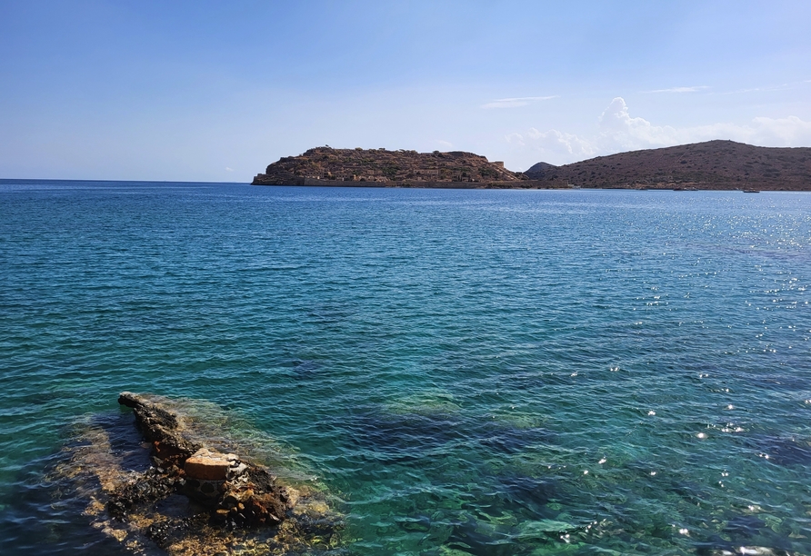 Genießen Sie den Blick über das klare Wasser bis zur Insel Spinalonga.