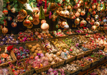 Zahlreiche Stände auf dem Weihnachtsmarkt in Wien locken mit Kunsthandwerk, weihnachtlichen Souvenirs und köstlichen Leckereien.