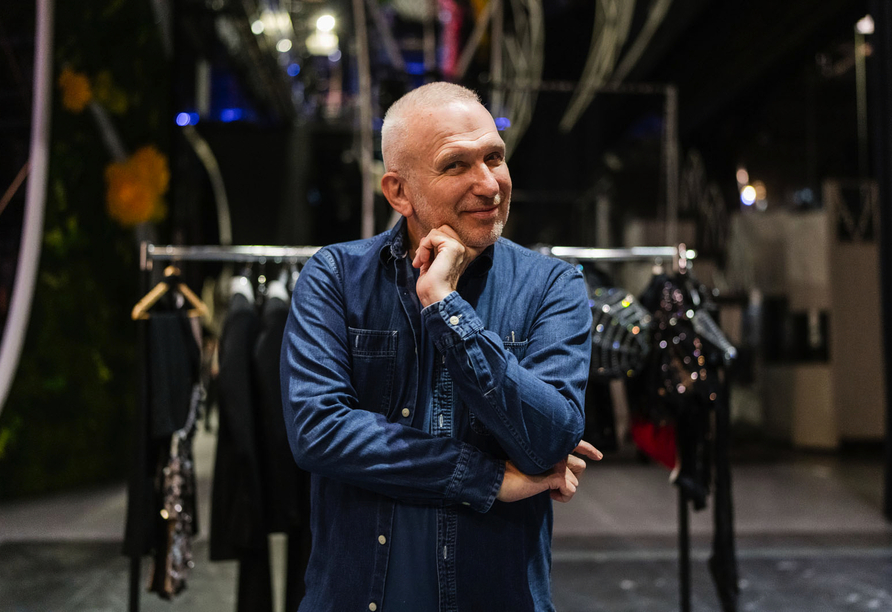 Der berühmte Modeschöpfer Jean Paul Gaultier kehrte als Visual Design Director, Kurator und Kostümdesigner zurück in den Palast.