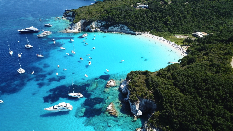 Luftansicht auf die Insel Antipaxos