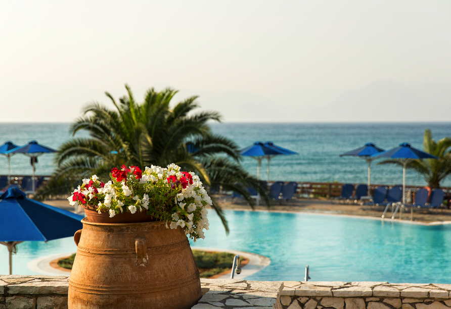Lassen Sie am Außenpool des Mareblue Beach Resort Hotels alles hinter sich.