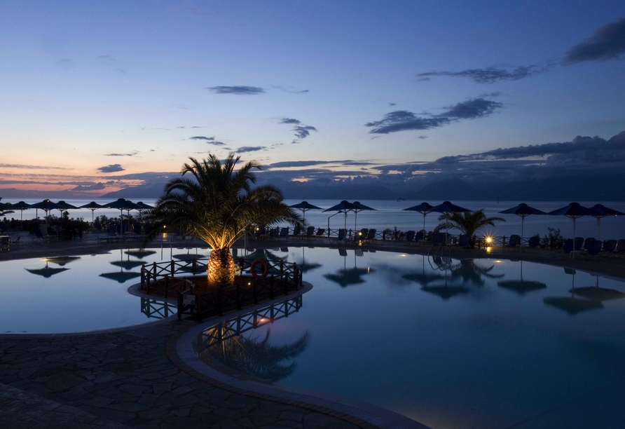 Im Abendlicht legt sich eine wunderbare Stimmung über die Außenanlage des Mareblue Beach Resort Hotels.