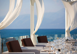 Mit einer wunderbaren Aussicht genießen Sie leckere Speisen und Getränke im Mareblue Beach Resort Hotel.