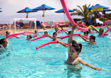 Im Außenpool des Mareblue Beach Resort Hotels wird neben Entspannung auch Spaß großgeschrieben.