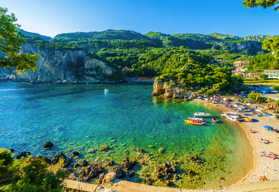 Das Dorf Paleokastritsa auf Korfu begeistert einfach jeden Urlauber.