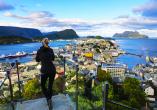 Auf dem Gipfel des Stadtberges von Ålesund können Sie eine unglaubliche Aussicht auf die Inseln, das Stadtzentrum und die Sunnmøre Alpen genießen.