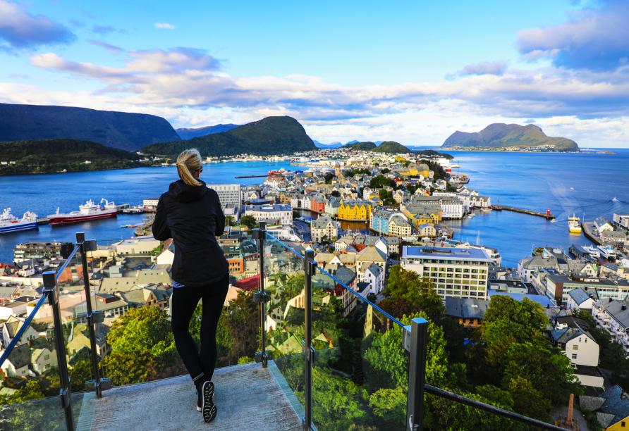 Auf dem Gipfel des Stadtberges von Ålesund können Sie eine unglaubliche Aussicht auf die Inseln, das Stadtzentrum und die Sunnmøre Alpen genießen.