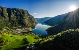 Flåm liegt im Aurlandsfjord und wird nur an einem Reisetermin angefahren (25.08.26).