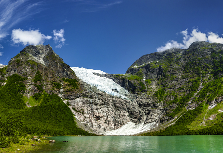 Die einmaligen Naturlandschaften – hier der Bøyabreen Gletscher – müssen Sie einfach mit eigenen Augen gesehen haben!