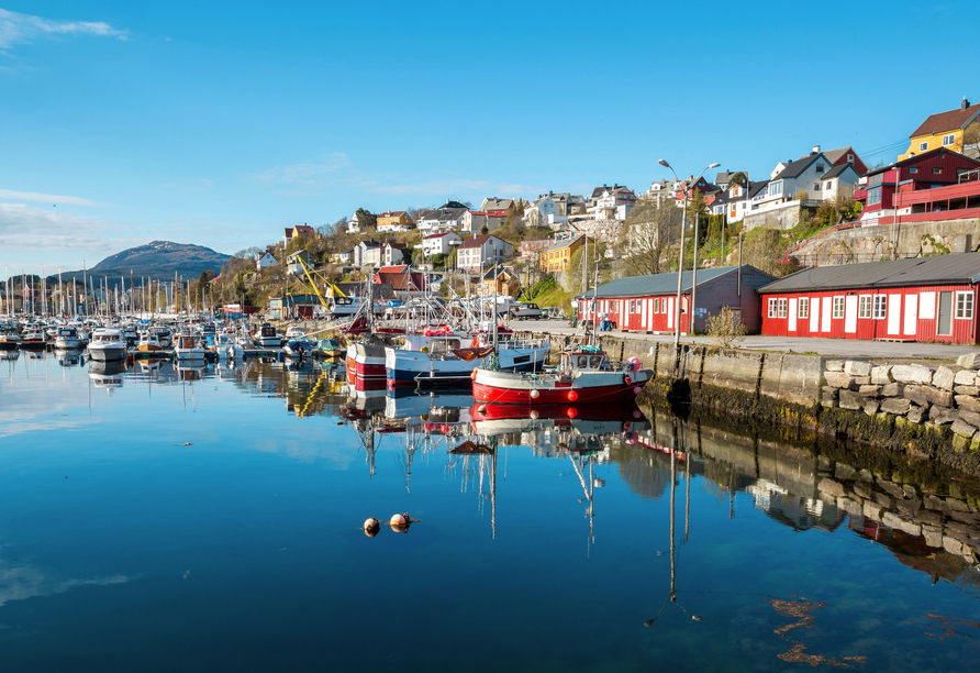 Kristiansund erstreckt sich über vier idyllische Inseln am Rande des offenen Meeres im Nordwesten Norwegens.