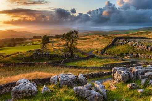 Herzlich willkommen zu Ihrer Rundreise durch Großbritannien und Irland! Auf dem Bild ist der malerische Yorkshire Dales Nationalpark zu sehen.