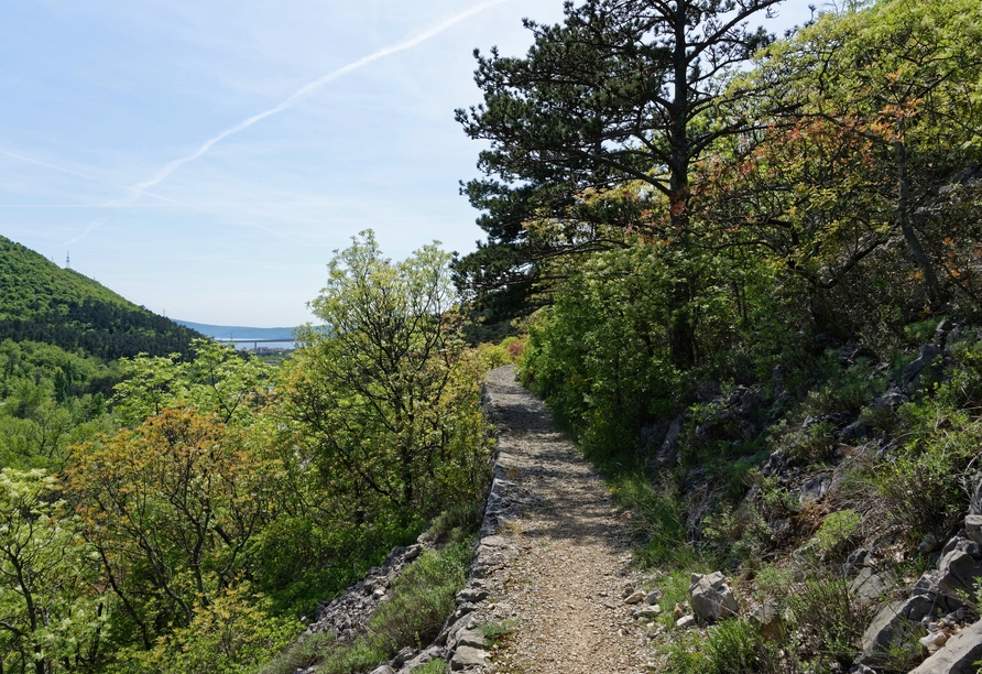 Wandern Sie entlang des Liebespfads und genießen Sie die Aussicht auf die kroatische Adria und das Bergpanorama.