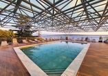 Entspannen Sie sich am Pool auf der Terrasse mit Blick auf die kroatische Adria.