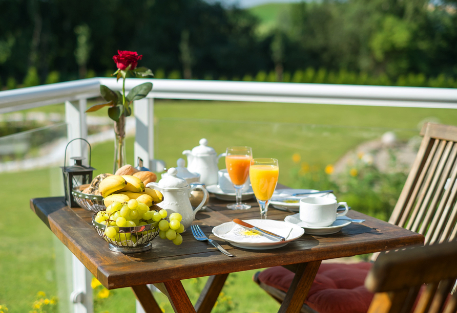 Genießen Sie ihr reichhaltiges Frühstück auf der Terrasse des Hotels.