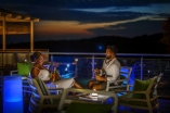 Genießen Sie die angenehmen Sommernächte mit einem Getränk auf der Terrasse Ihres Resorts.