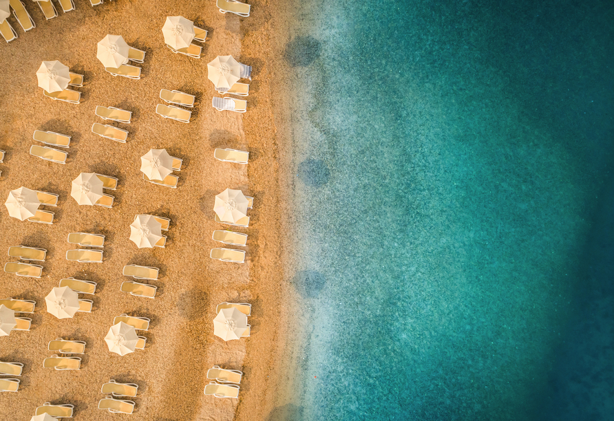 Das türkisblaue Meer am Strand des Maistra Select Resorts Belvedere