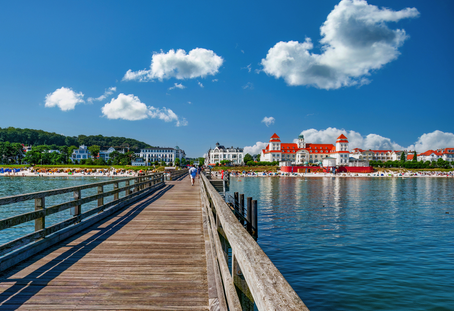 Genießen Sie den Blick von der Seebrücke auf den Strand und das Kurhaus des Ostseebads Binz auf Rügen!