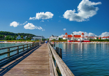 Genießen Sie den Blick von der Seebrücke auf den Strand und das Kurhaus des Ostseebads Binz auf Rügen!