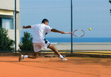 Bleiben Sie auf dem Tennisplatz sportlich aktiv.