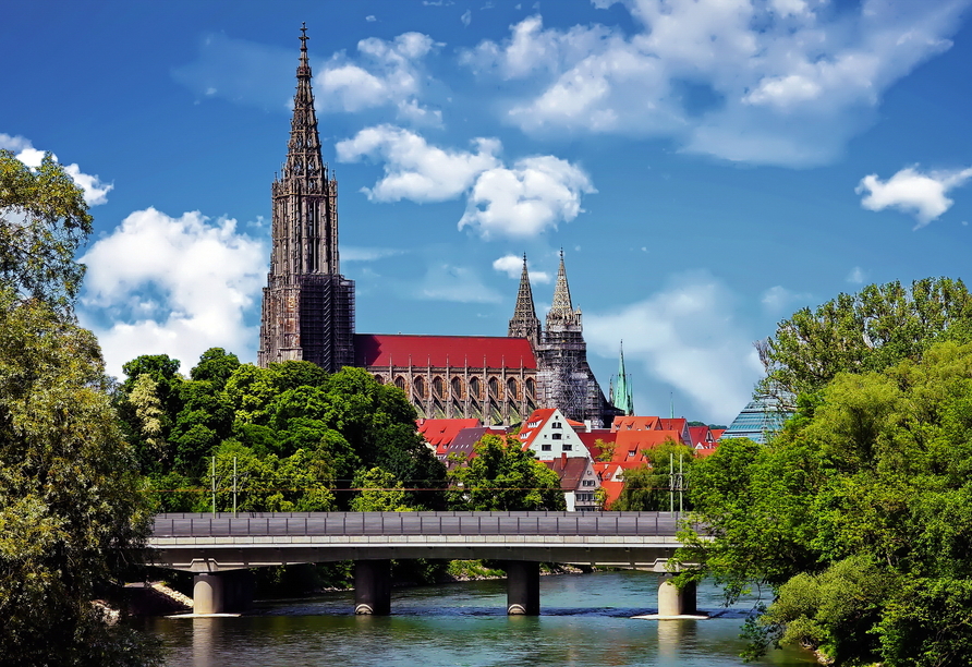 Der Ulmer Münster ist der größte Kirchturm der Welt.