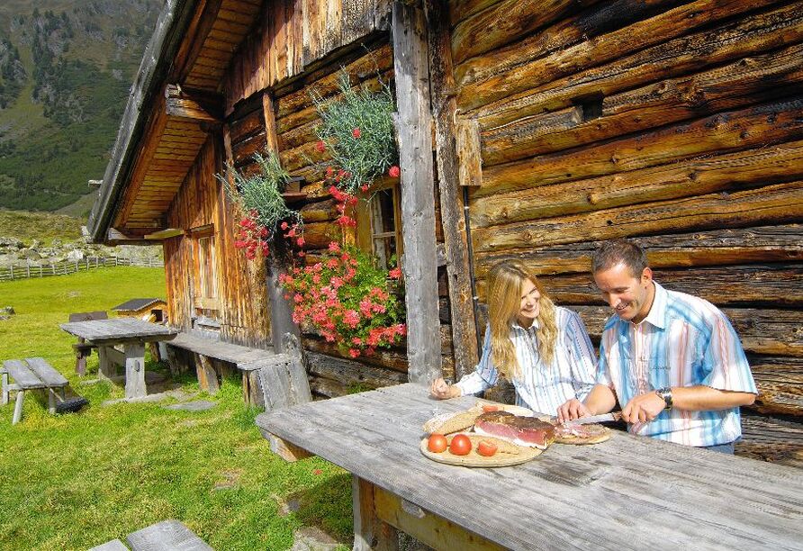 Machen Sie Rast auf einer Alm und stärken Sie sich bei einer traditionellen Brotzeit.