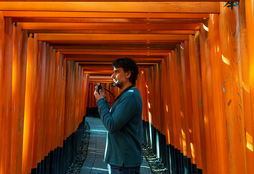 Rund 1.000 rote Tore führen wie ein Tunnel hinauf zum heiligen Berg Inari.