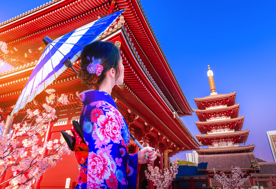 In Tokios lebhaften Stadtteil Asakusa besuchen Sie den traditionsreichen Senso-Ji Tempel.