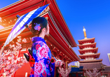 In Tokios lebhaften Stadtteil Asakusa besuchen Sie den traditionsreichen Senso-Ji Tempel.