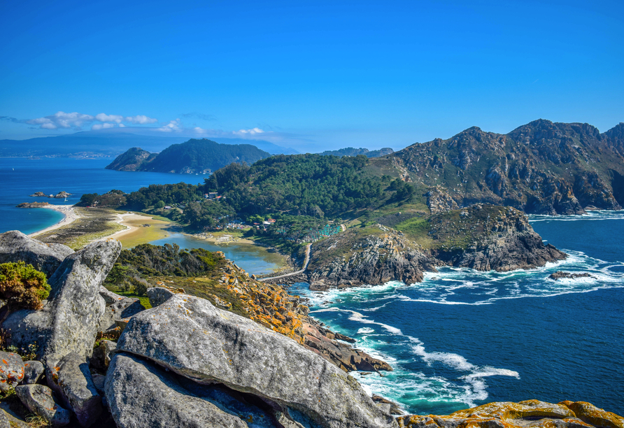 Nahe von Vigo befindet sich die malerische Inselgruppe Illas Cíes mit spektakulären Steilküsten und paradiesischen Stränden.