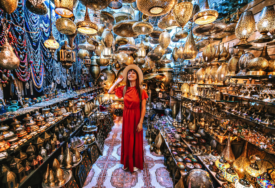 Handgemachte Souvenirs erwarten Sie in den kleinen Läden und auf den Basaren in Marokko.