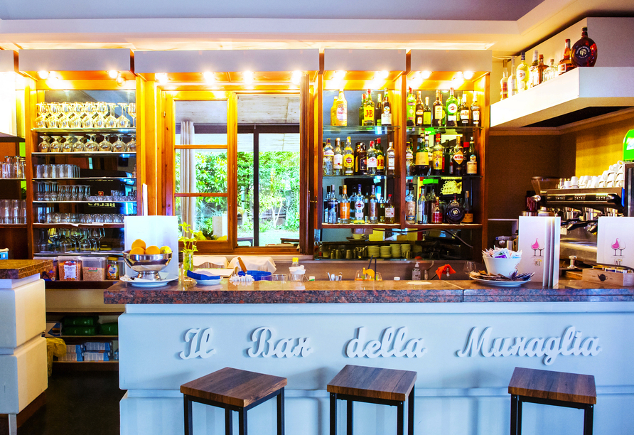 Genießen Sie einen kühlen Drink an der Hotelbar des Hotels Il Castello in Pozzolengo!