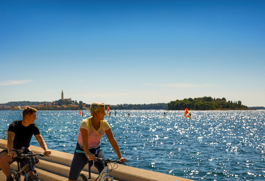 Leihen Sie sich im Resort ein Fahrrad und erkunden Sie die traumhafte Küste Kroatiens.