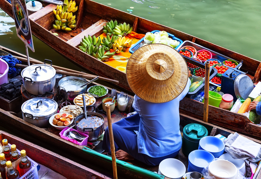 Besuchen Sie in Thailand unbedingt einen der berühmten schwimmenden Märkte.
