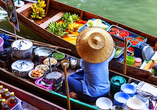 Besuchen Sie in Thailand unbedingt einen der berühmten schwimmenden Märkte.