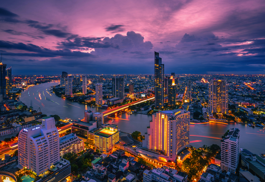 Erleben Sie einen Abend in der trubeligen Hauptstadt Bangkok in Thailand.