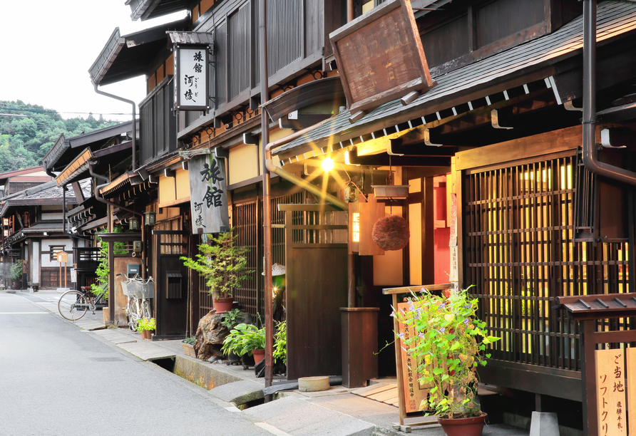 In den Gassen der Altstadt von Takayama treffen Sie auf traditionelles Handwerk, einzigartige Geschäfte und unzählige Restaurants.