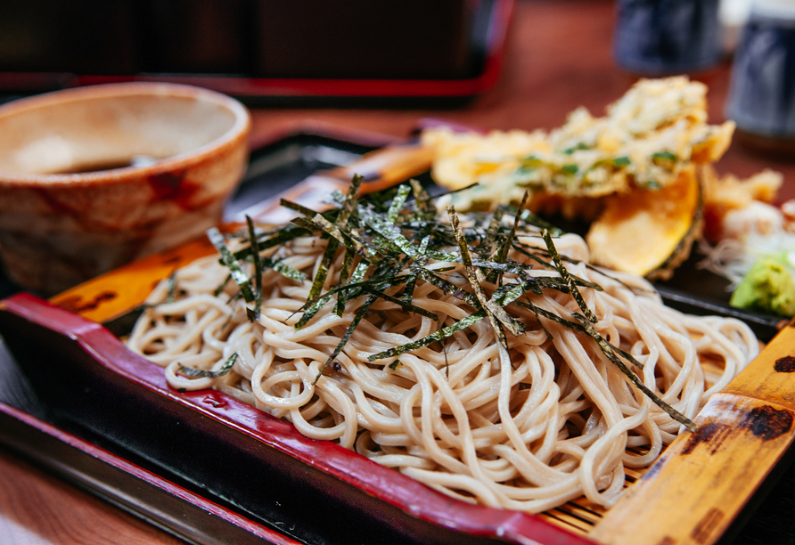 Probieren Sie typische japanische Speisen wie Soba Nudeln aus der Region Nagano.