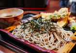 Probieren Sie typische japanische Speisen wie Soba Nudeln aus der Region Nagano.